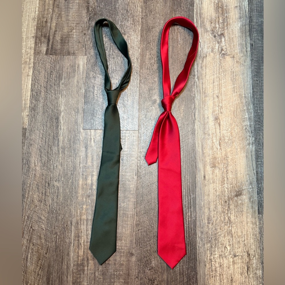 Mens ties. Used once each for prom.
Hunter green
Red